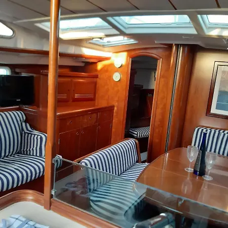 Botel Erima Puerto Calero