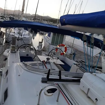 Πλωτό κατάλυμα Erima *