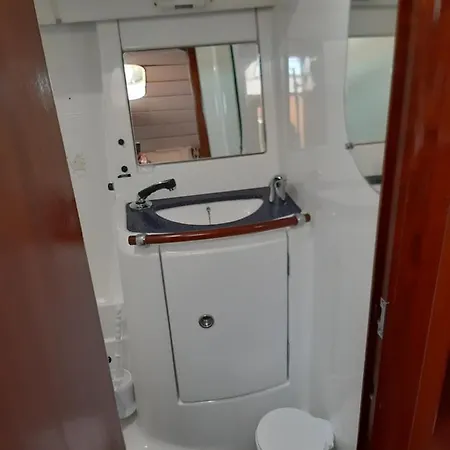 船屋 Erima 卡列罗港